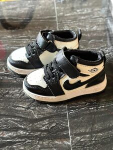 Second hand black and white sneakers