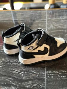 Second hand black and white sneakers